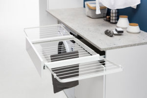 uttrekkbart tørkestativ for skuff i hvit farge.